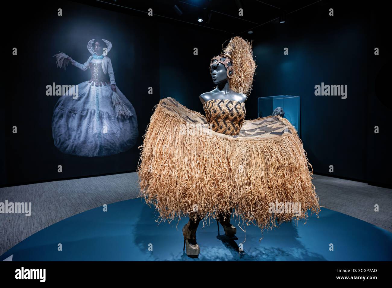 Ayana V Jackson Dress Sculpture from the Deep in the Wake of Drexciya Washington DC // WASHINGTON DC — Ayana V. Jackson's The Self-Forgetfulness of Apparence Will Never Be Mine i dress scultura è esposta con la sua stampa di grande formato Reliquary: The Sea non ha nulla da offrire se non una tomba ben eseguita (2018–22) dietro di essa. La scultura dell'abito è realizzata in tessuto e materiali marini. Entrambe le opere sono centrali della mostra personale di Jackson, From the Deep: In the Wake of Drexciya, allo Smithsonian National Museum of African Art Questa coinvolgente installazione esplora il mito afrofuturista Drexciya Foto Stock