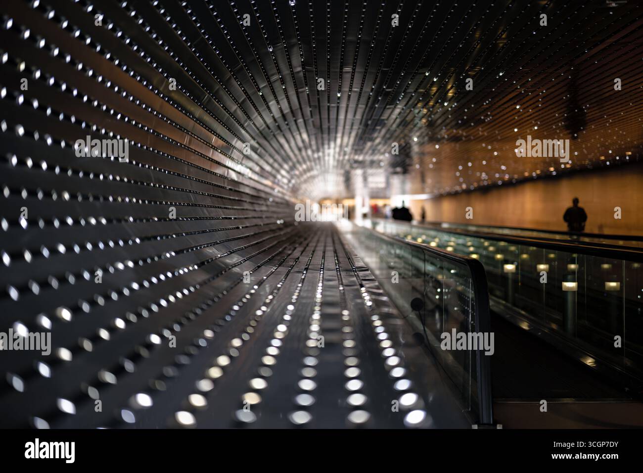 National Gallery of Art Multiverse Light Sculpture Washington DC // WASHINGTON DC — la scultura luminosa *Multiverse* dell'artista Leo Villareal è esposta nell'atrio che collega gli edifici Est e Ovest della National Gallery of Art Questa coinvolgente installazione specifica del sito, creata nel 2008, dispone di circa 41.000 nodi LED programmati dal computer. Si estende per 200 piedi (61 metri) sopra un passaggio pedonale in movimento, creando schemi di luce dinamici e astratti. L'opera d'arte è una caratteristica importante all'interno dell'ambiente architettonico moderno del museo. La National Gallery of Art, fondata nel 1937 Foto Stock