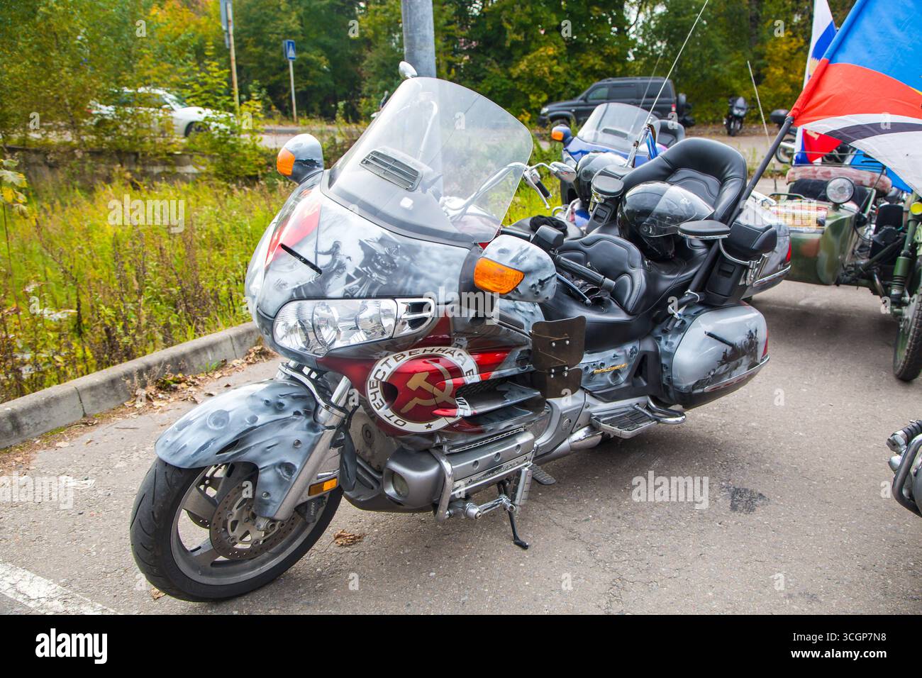 moskow, russia, 28.09.2019 motocicletta personalizzata dipinta con simboli comunisti e bandiera russa. Bicicletta con martello e falce per rally e club. Foto Stock