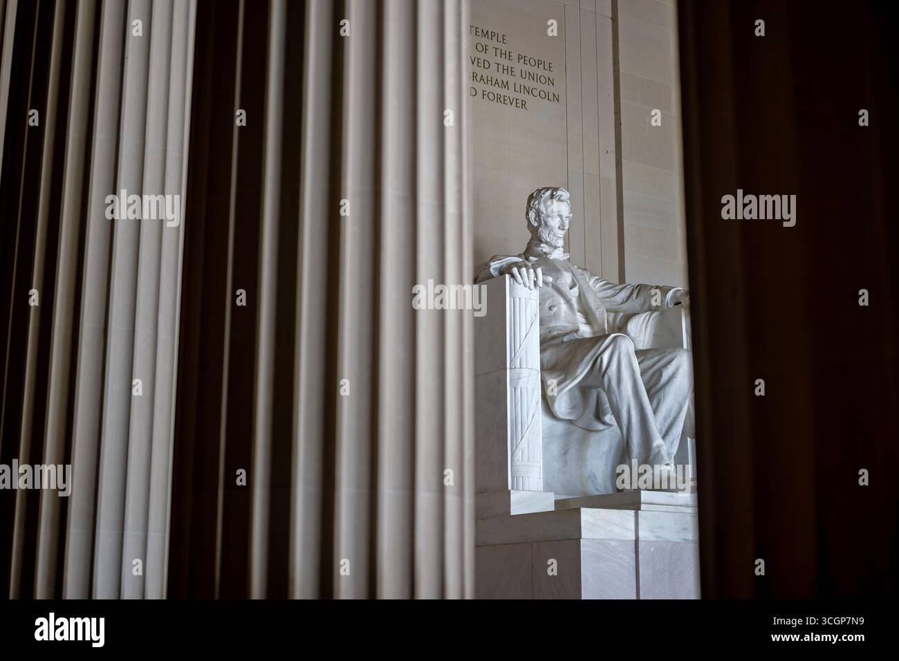 Lincoln Memorial Abraham Lincoln seduto statua di marmo Washington DC USA // WASHINGTON DC - l'iconica statua di marmo seduto di Abraham Lincoln è una caratteristica centrale all'interno del Lincoln Memorial. Scolpita da Daniel Chester French e scolpita dal marmo dei fratelli Piccirilli della Georgia, la statua è alta 5,8 metri e onora il 16° presidente degli Stati Uniti. Questo monumento nazionale commemora il ruolo fondamentale di Lincoln nel preservare l'Unione durante la guerra civile. Progettato dall'architetto Henry Bacon, il memoriale si trova all'estremità occidentale del National Mall ed è stato dedicato il 30 maggio 1922. Foto Stock