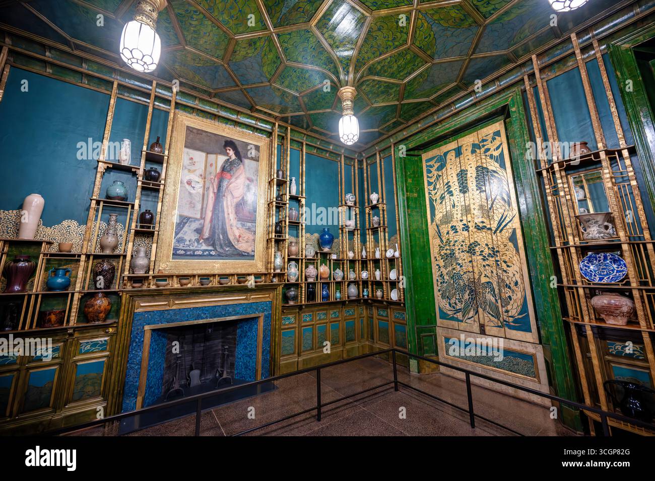 Smithsonian National Museum of Asian Art Peacock Room Washington DC // WASHINGTON DC — The Peacock Room, ufficialmente conosciuta come Harmony in Blue and Gold: The Peacock Room, è una rinomata installazione presso lo Smithsonian National Museum of Asian Art Questo capolavoro del movimento estetico presenta intricate decorazioni oro e blu-verde, tra cui il dipinto di spicco la Principessa dalla Terra della Porcellana di James McNeill Whistler. Whistler progettò la sala tra il 1876 e il 1877 come sala da pranzo per la casa londinese del magnate delle spedizioni Frederick R. Leyland. È celebrato per il suo des immersivo Foto Stock