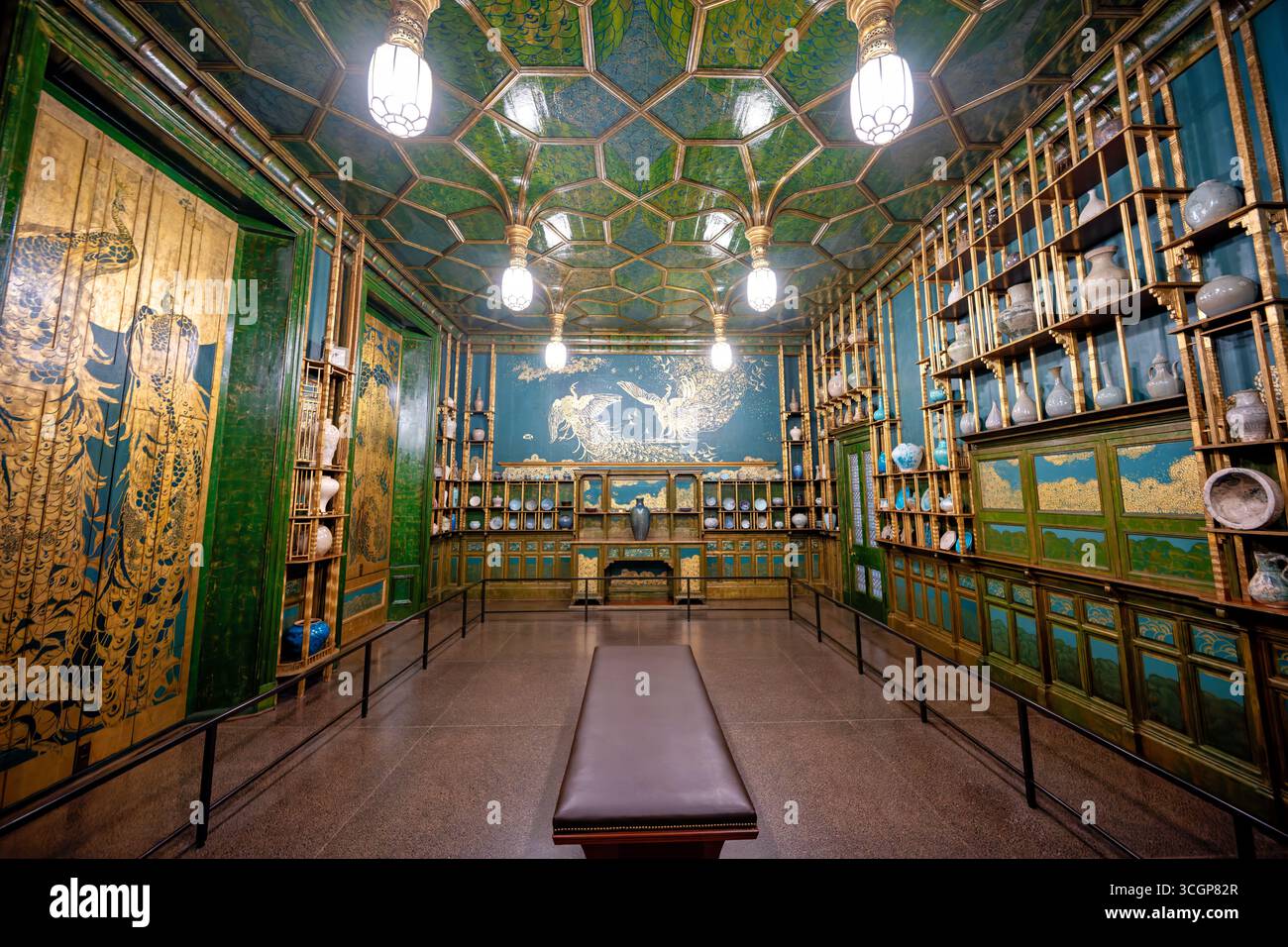 Peacock Room Freer Gallery of Art Smithsonian National Museum of Asian Art Washington DC // WASHINGTON DC — la Peacock Room, conosciuta anche come Harmony in Blue and Gold: The Peacock Room, è una celebre installazione. Si trova presso la Freer Gallery of Art, parte dello Smithsonian National Museum of Asian Art L'artista americano James McNeill Whistler ha progettato la stanza nel 1876-1877 per la casa londinese di Frederick Leyland. Sfoggia una sontuosa combinazione di colori blu-verde e oro con intricati motivi pavone. La sala mostra permanentemente una significativa collezione di ceramiche asiatiche. La Freer Gallery di Foto Stock