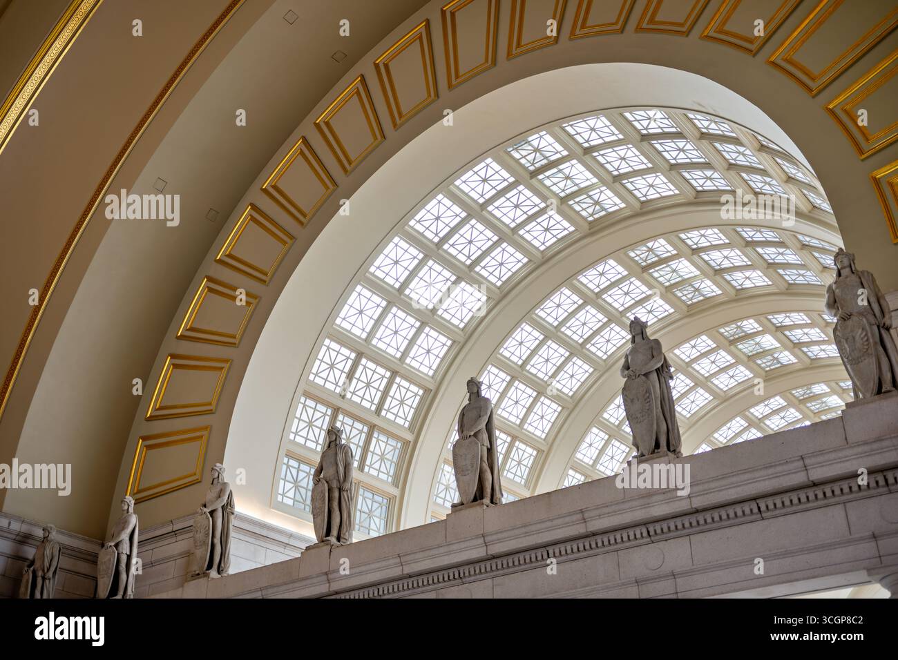 Union Station Great Hall statue del soldato romano soffitto a volta lucernario Washington DC // WASHINGTON DC - le statue dei soldati romani sono ben visibili nella Great Hall of Union Station, Washington DC. Queste 46 figure scolpite, progettate da Louis Saint-Gaudens e eseguite da James Earle Fraser, fiancheggiano il livello superiore della sala d'attesa principale. Si trovano sotto il magnifico soffitto a volta e l'ampio lucernario della stazione, contribuendo alla sua architettura classica di ispirazione romana. Progettata da Daniel Burnham, Union Station è stata inaugurata nel 1907 ed è un esempio significativo di arco Beaux-Arts Foto Stock