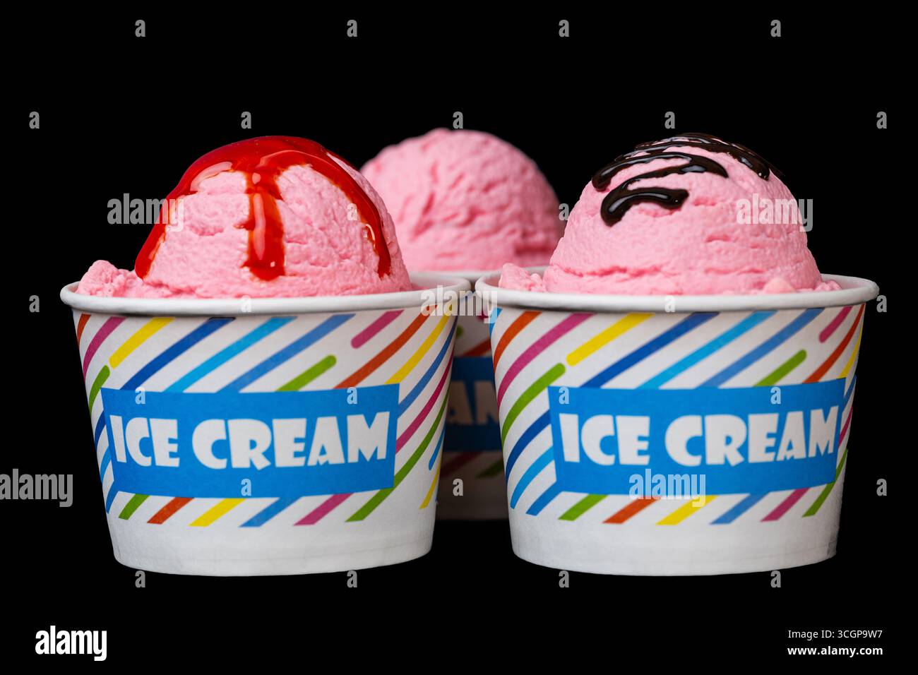 gelato in tazza su sfondo nero Foto Stock