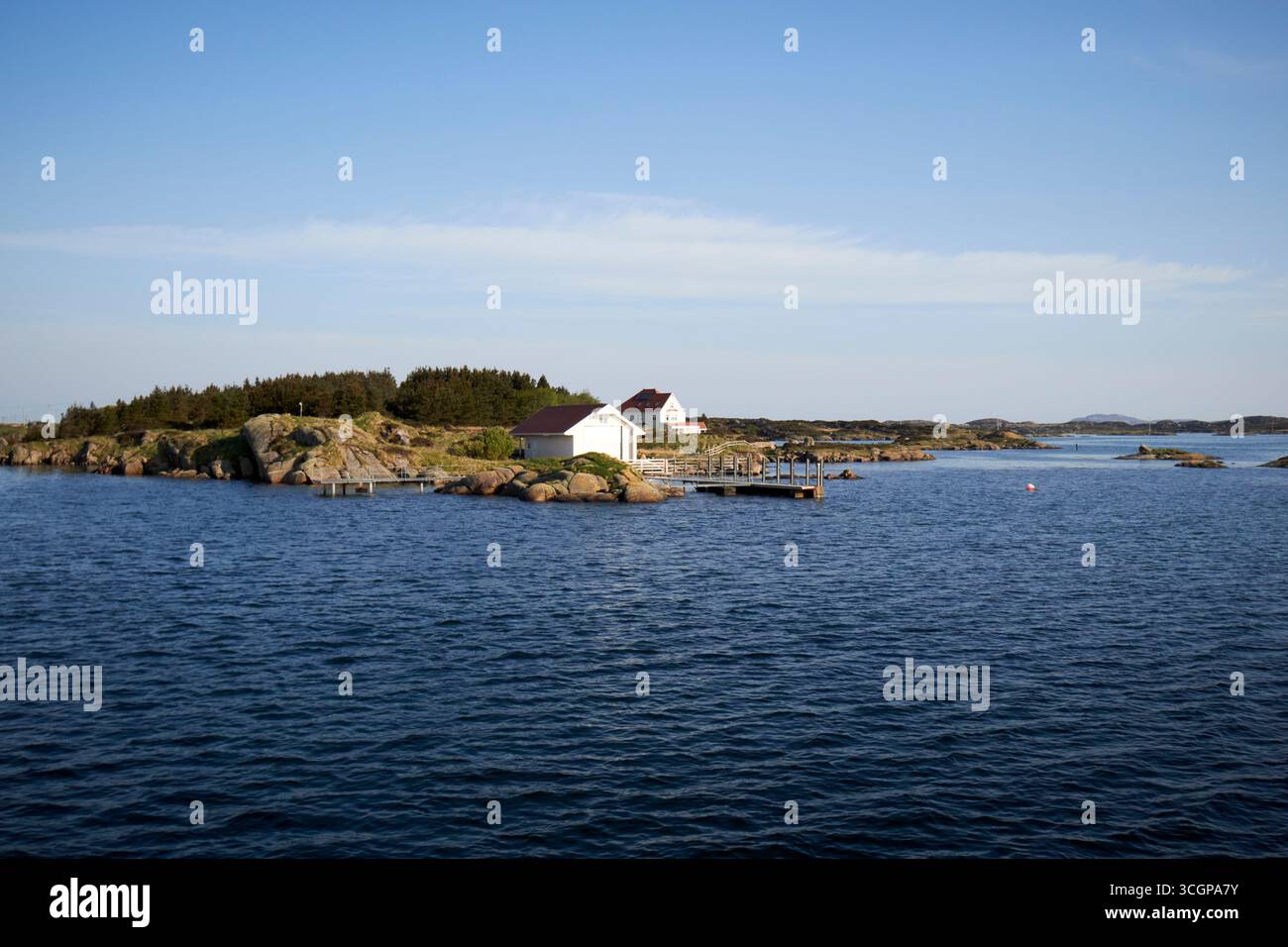 boathouse e casa in stile norvegese sull'isola privata di edernish, vista dal porto di arranmore, contea dei traghetti di donegal, repubblica d'irlanda Foto Stock