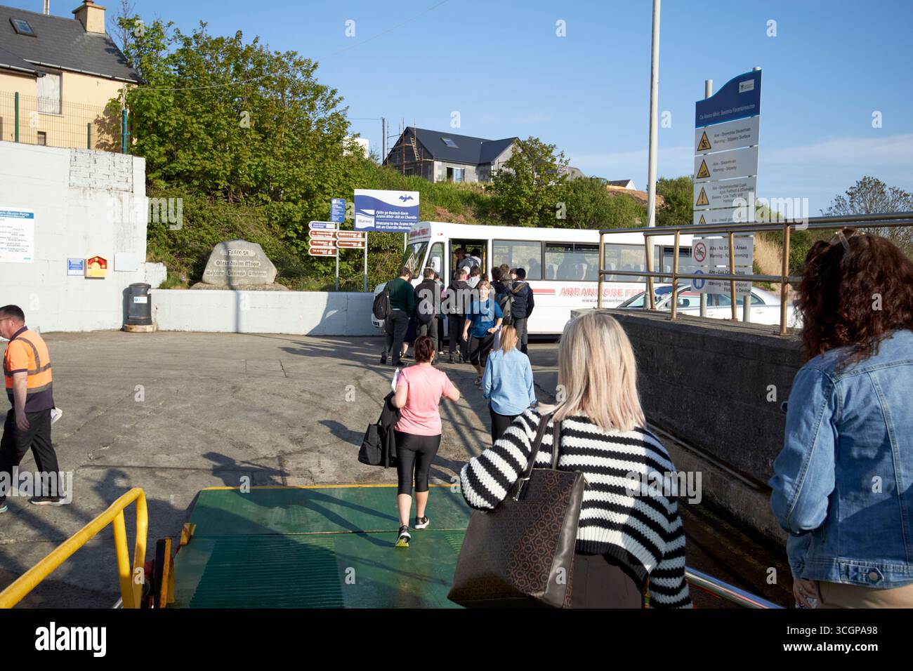 passeggeri a piedi e scolari che sbarcano il porto di arranmore, contea di donegal, repubblica d'irlanda Foto Stock