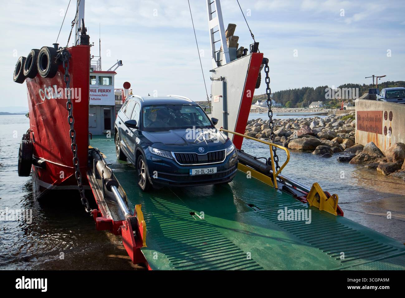 auto che sbarcherà al porto rosso organizza il traghetto sulla contea di arranmore donegal, repubblica d'irlanda Foto Stock