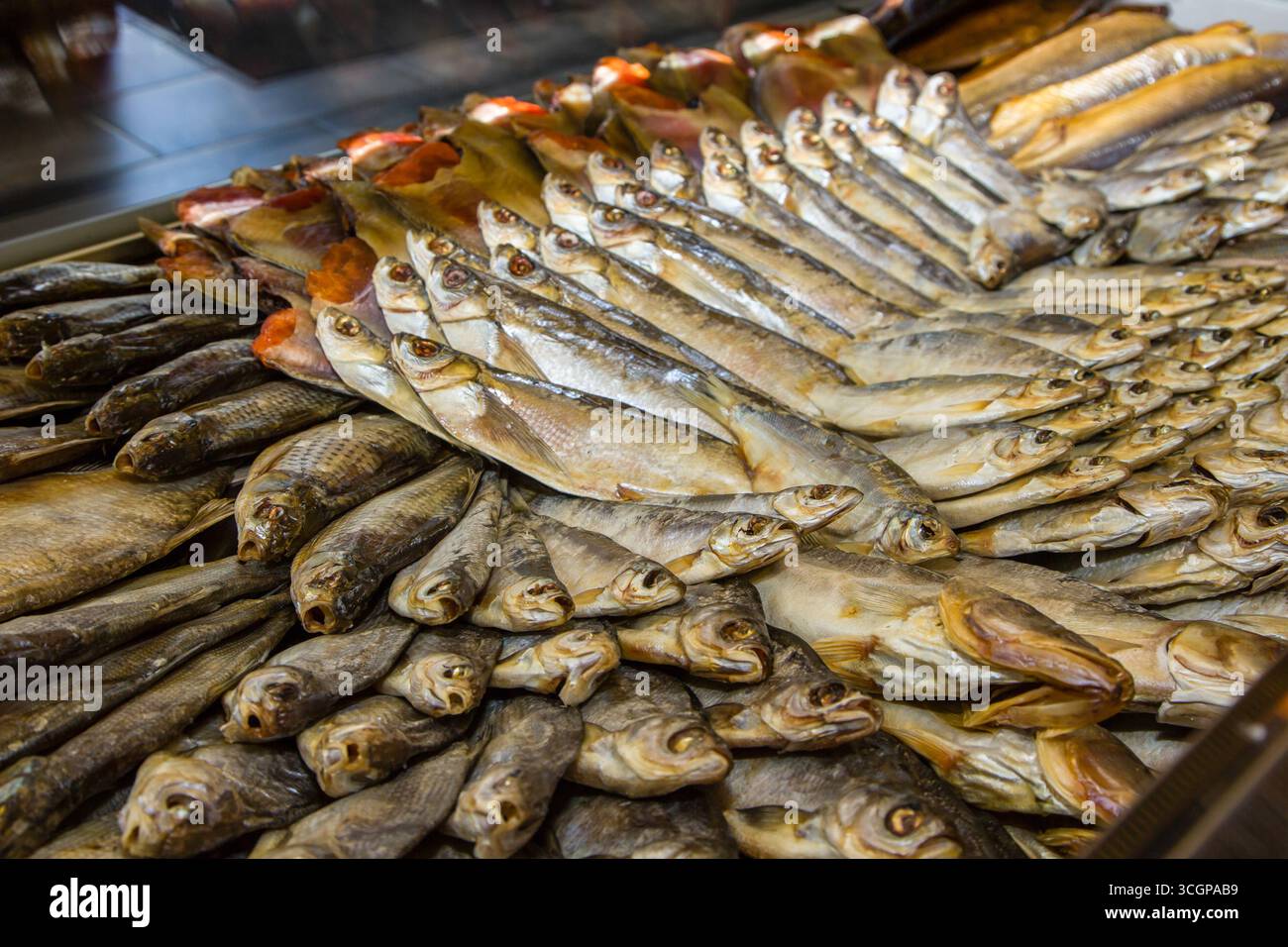 moskow russia, vista ravvicinata del 25.04.2019 dei prodotti ittici essiccati disposti in una bancarella per la vendita. Produzione alimentare di frutti di mare conservati. Foto Stock