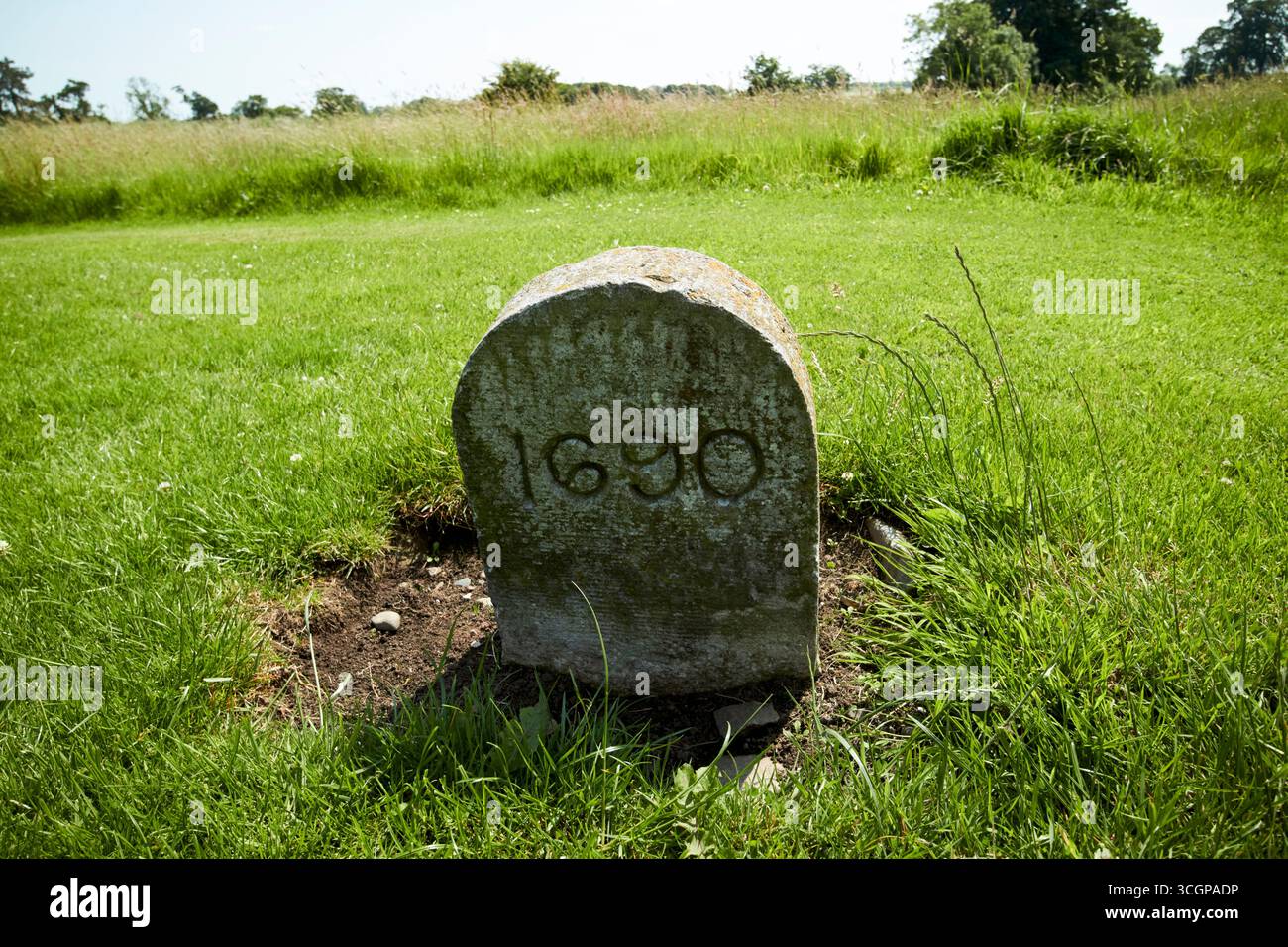 pietra di schomberg che segna il 1690 e presumibilmente il sito di sepoltura di massa di soldati tra cui schomberg e la caillete nella battaglia della storia di boyne Foto Stock