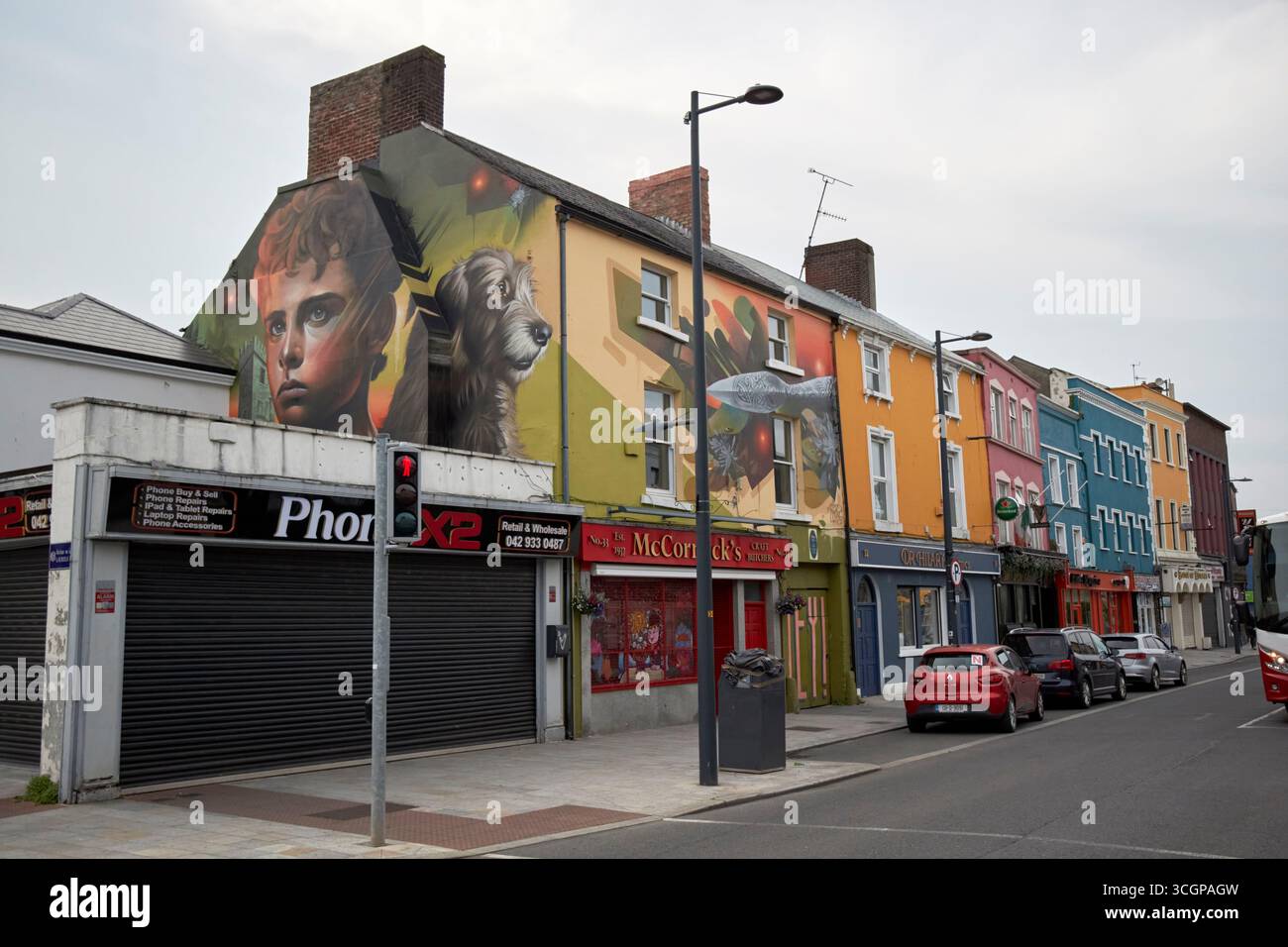 setanta il murale del ragazzo guerriero di mister copia sopra negozi chiesa strada dundalk contea louth repubblica d'irlanda Foto Stock