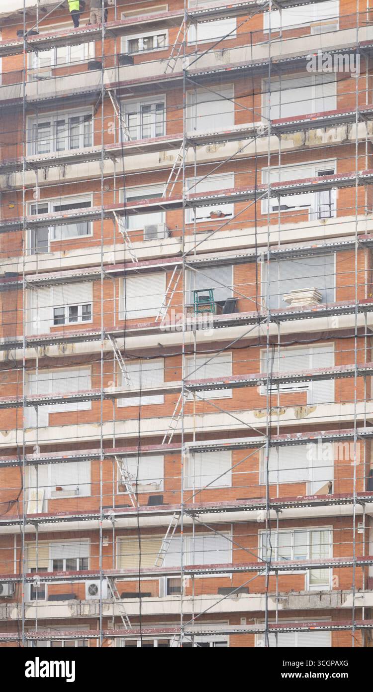 Ponteggi eretti sulla facciata dell'edificio residenziale per lavori di ristrutturazione e manutenzione Foto Stock