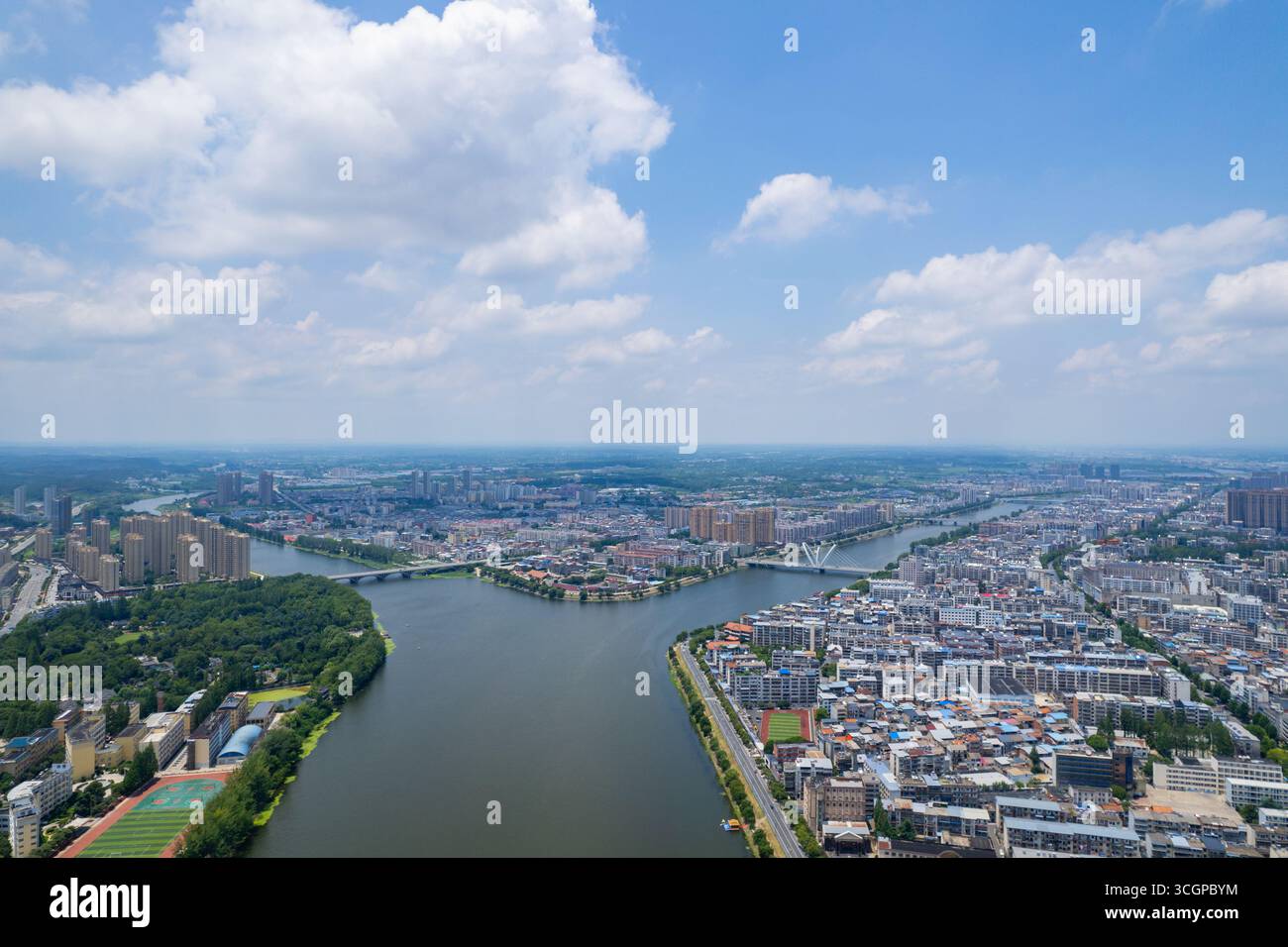 Paesaggio urbano con il fiume che scorre attraverso le aree urbane di Suizhou Hubei Cina. Foto Stock