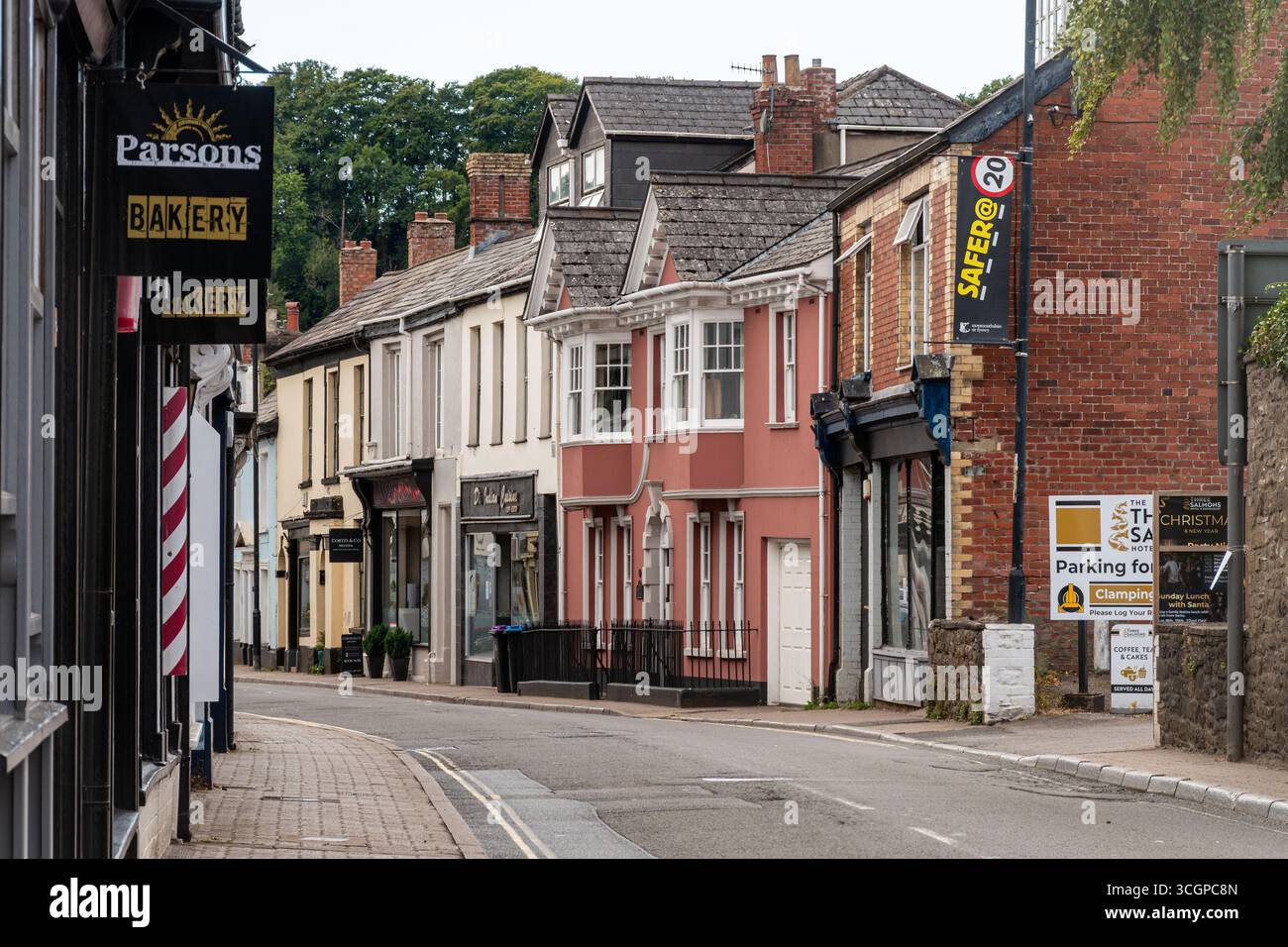 Vista su Bridge Street con negozi e aziende nel centro di Usk, Monmouthshire, Galles del Sud, Regno Unito Foto Stock