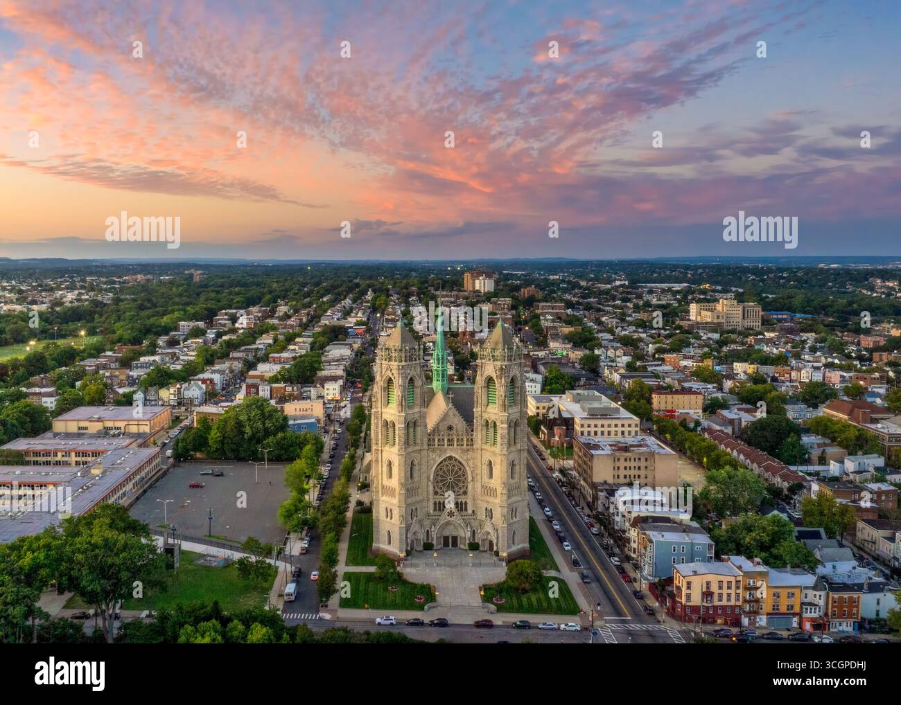 La basilica cattedrale del Sacro cuore si erge in primo piano, mostrando la sua splendida architettura sullo sfondo di un'espansione Foto Stock