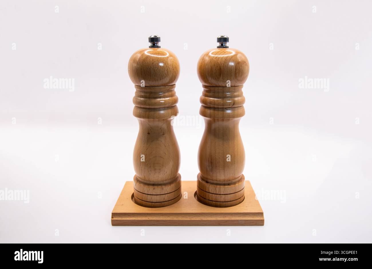 Macinacaffè di sale e pepe in legno affiancati su sfondo bianco. Macinacaffè classici da cucina, utensili da cucina in stile rustico per cucinare, cenare, e. Foto Stock