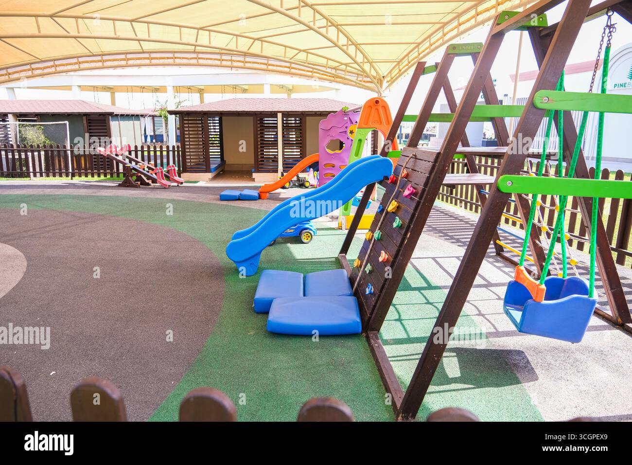 belek, Turkiye, 27.07.2025 aree giochi all'aperto vuote con scivoli colorati, altalene e pareti per arrampicata. Spazio ricreativo per attività di gioco per bambini. Foto Stock