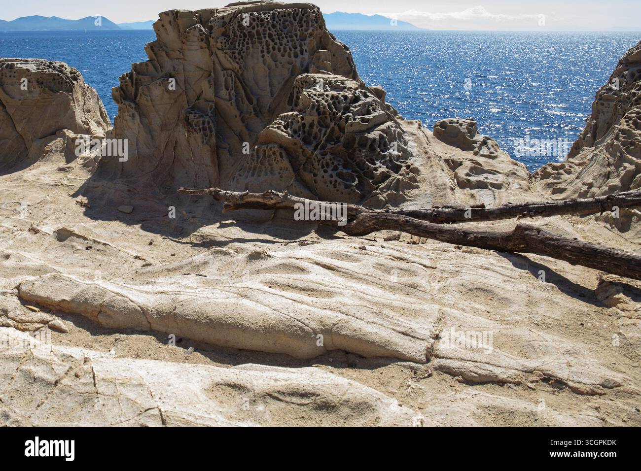Buca delle fate, una baia nascosta vicino al Golfo di Baratti, con l'Elba nel campo di concentramento, Piombino, Toscana Foto Stock