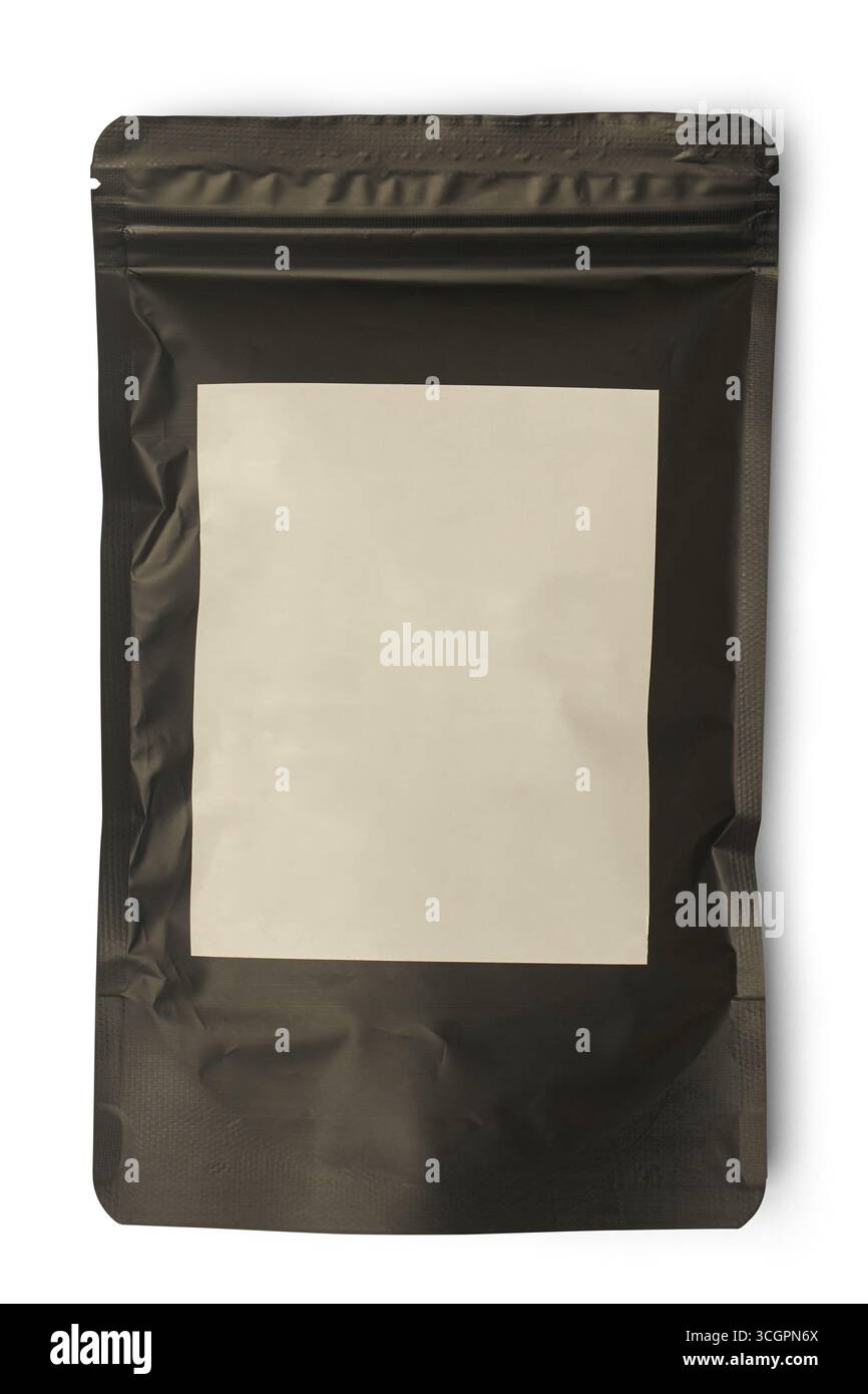busta stand-up nera o sacchetto in alluminio con etichetta vuota sfondo bianco isolato, modello di imballaggio flessibile utilizzato per gli articoli alimentari Foto Stock