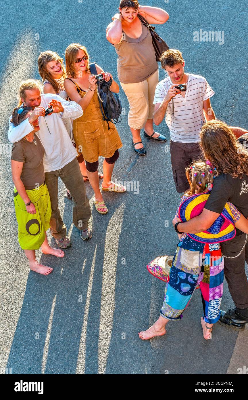Vista dall'alto di un gruppo di amici che fotografano un'altra coppia sul loro fidanzamento - Preuilly-sur-Claise, Indre-et-Loire (37), Francia. Foto Stock