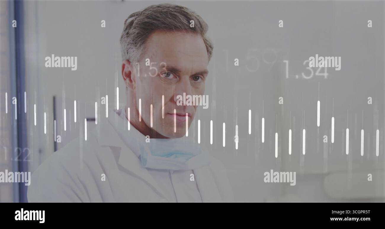 Medico di monitoraggio che indossa un camice da laboratorio bianco e una maschera chirurgica che valuta le barre dei dati numerici in clinica Foto Stock