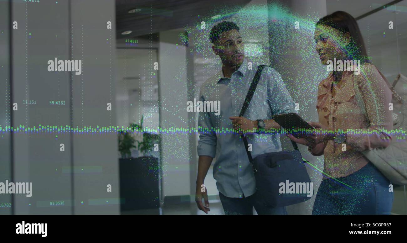 I colleghi che camminano consultano un tablet all'aeroporto, con borse a tracolla, orologio da polso e sovrapposizione dati Foto Stock