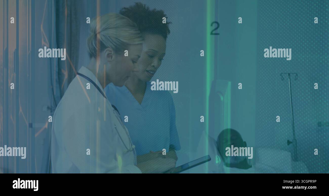 Medico e infermiere che esaminano la compressa nel reparto ospedaliero vicino al letto con supporto IV, spazio di copia Foto Stock