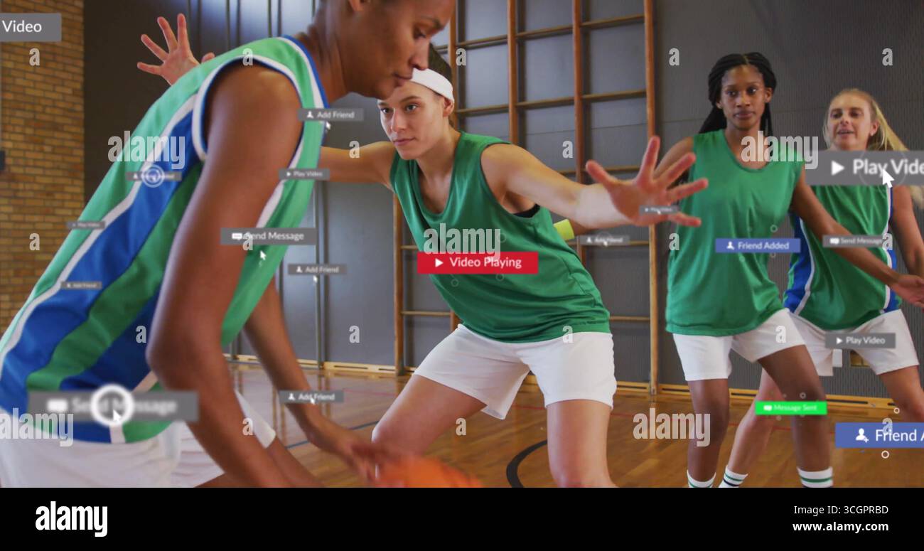 Difensore accovacciato che protegge il giocatore di basket nella palestra scolastica, con maglie verdi e icone sovrapposte Foto Stock