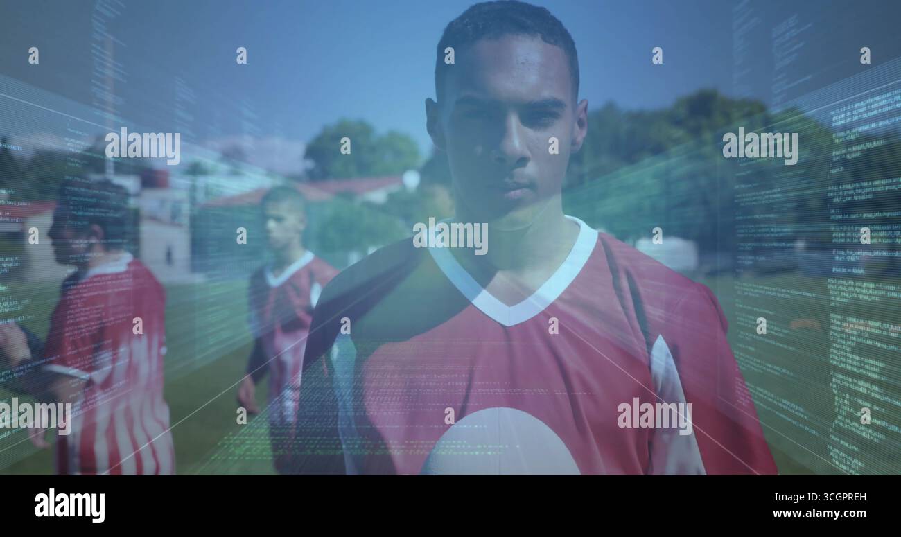 Giocatore in piedi con la pelle scura che indossa una maglia da calcio rossa e bianca sul campo di erba, sotto la sovrapposizione del codice Foto Stock
