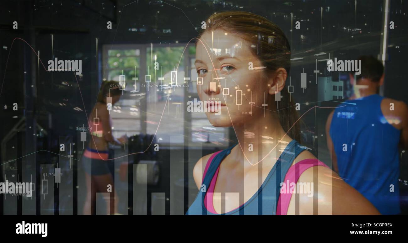 Donna in piedi con canotta blu che si allena in palestra, con tapis roulant, pesi e carte finanziarie Foto Stock