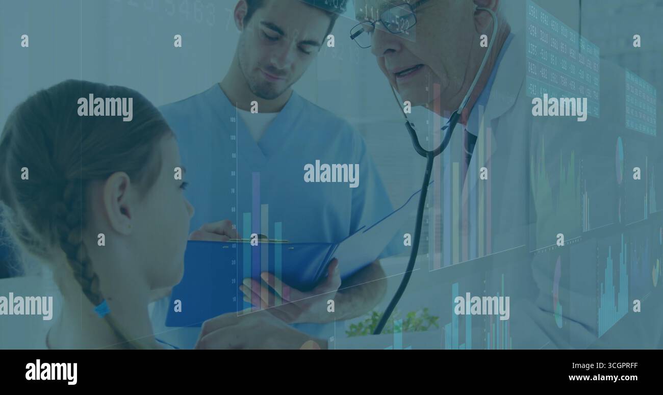 Esame del bambino seduto sul tavolo dell'esame in clinica, con stetoscopio e clipboard, spazio di copia Foto Stock