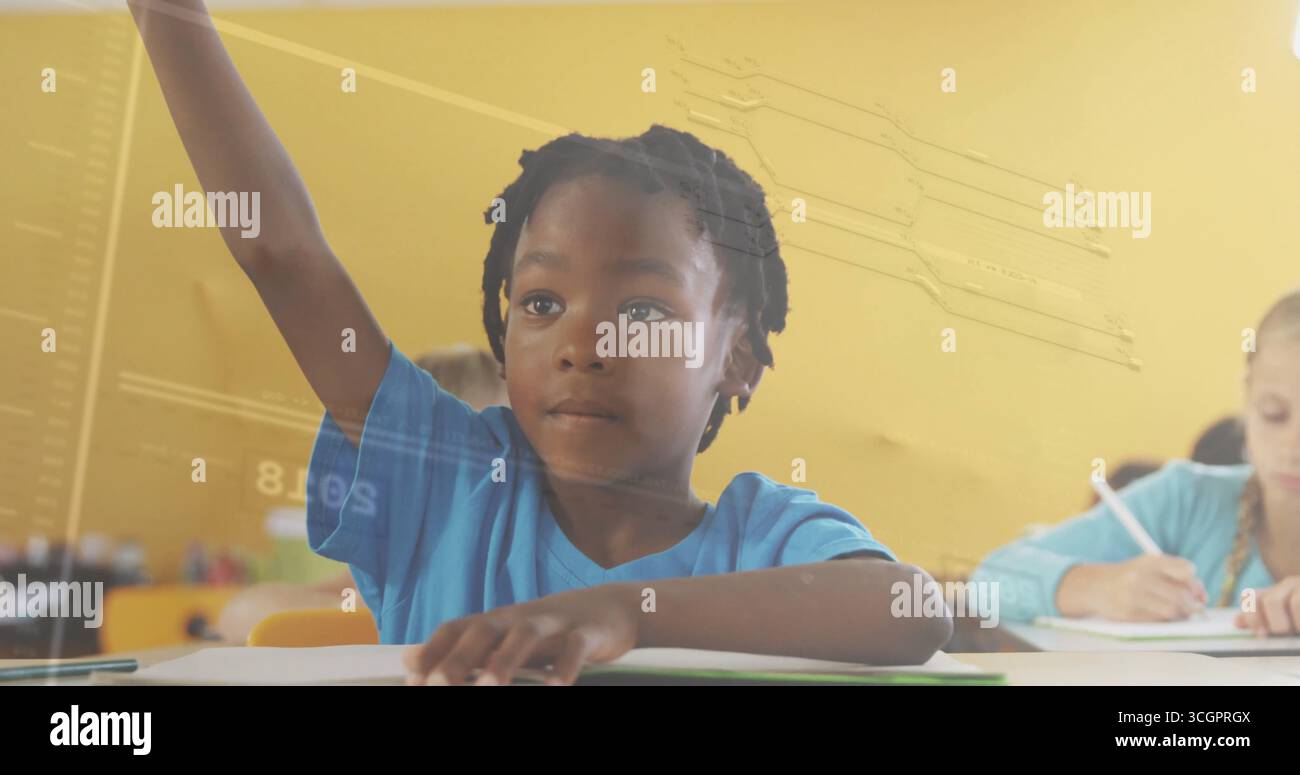 Alzare la mano ragazzo della scuola elementare che fa domande in classe con quaderni e matite Foto Stock