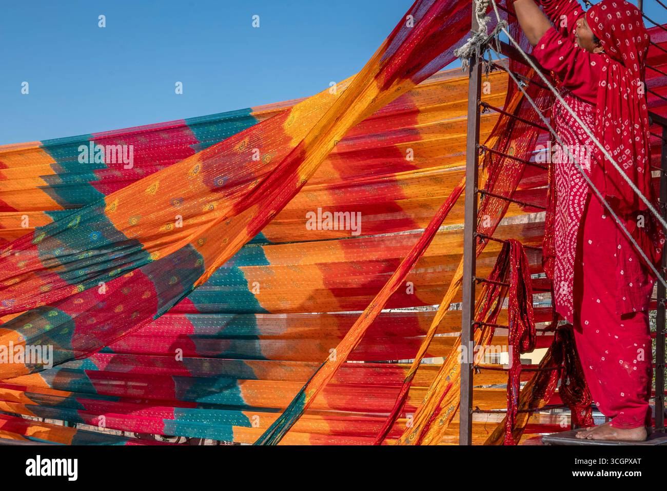 Primo piano di coloratissimi tessuti indiani tradizionali usati dai turbanti Dor, con il vibran tie-dye Bandhani tipico del Rajasthan, India Foto Stock