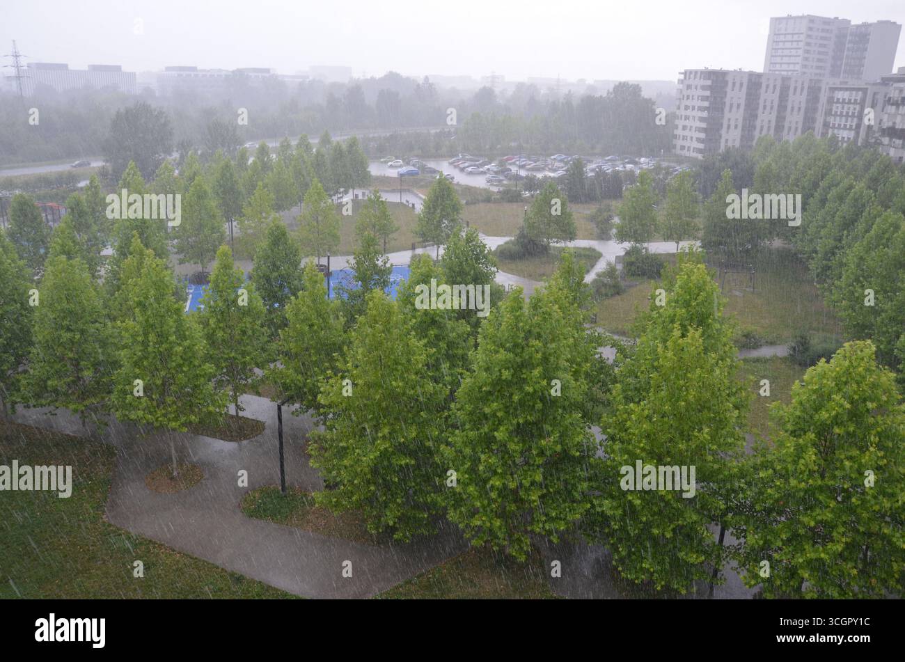Vista panoramica di un lussureggiante parco verde nel quartiere Czyżyny di Kraków, Polonia. Foto Stock