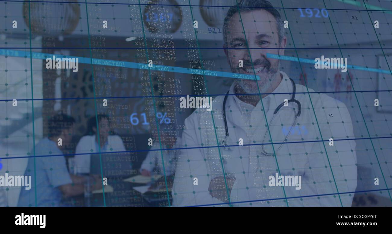 Medico in camice bianco, stetoscopio che rivede i dati in sala conferenze con laptop, spazio di copia Foto Stock