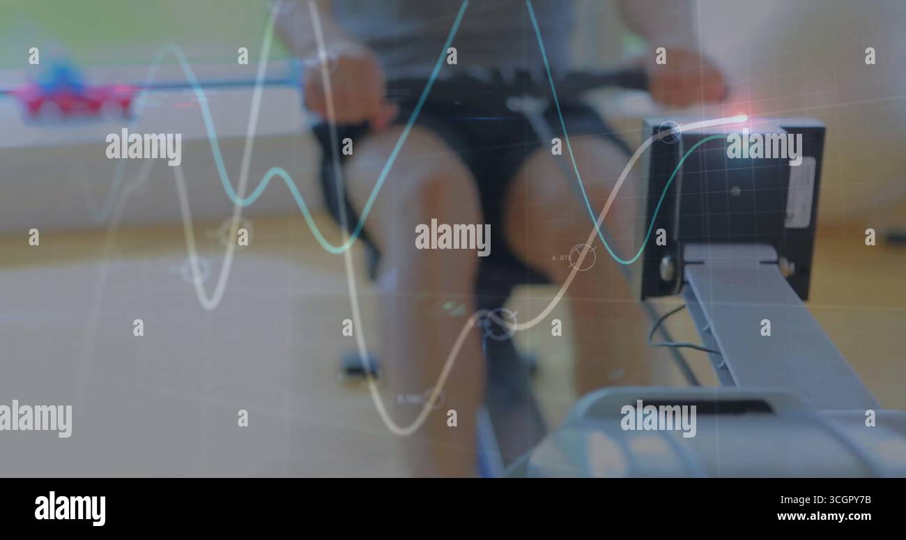 Canottaggio uomo che tira il manubrio sulla macchina per canottaggio nella sala fitness, con sovrapposizioni di display digitali Foto Stock