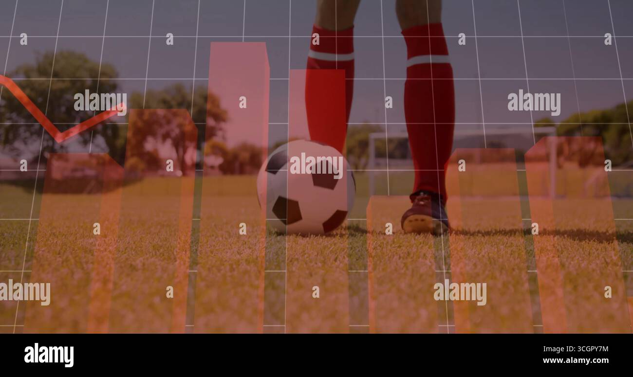 Atleta in piedi che indossa calze rosse, scarpe nere sul campo da calcio, con pali di palla, sovrapposizione dati Foto Stock