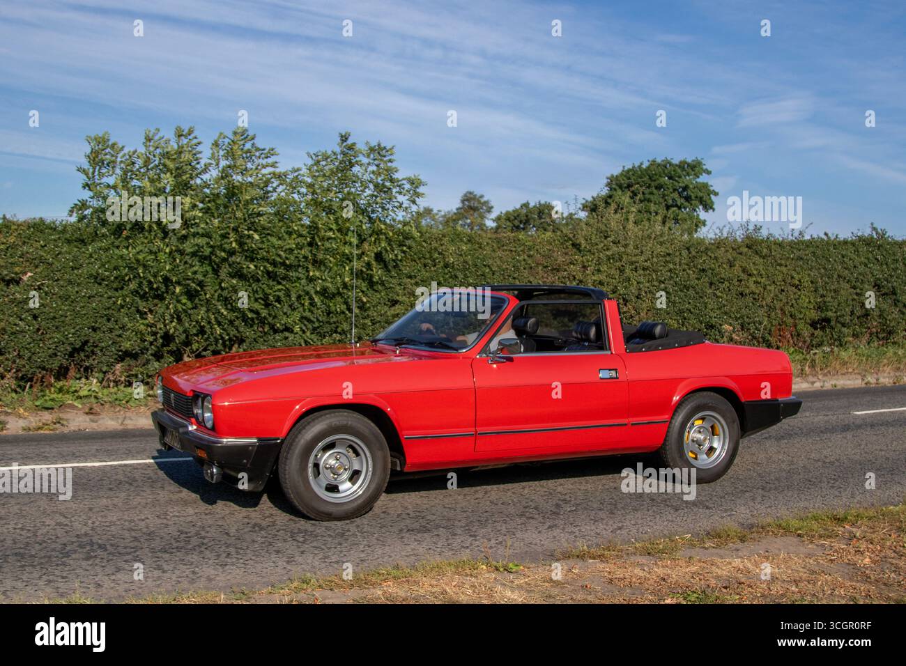 Anni '1981 80 Red Reliant Scimitar GTC Car Cabriolet benzina 2792 cc; viaggio a Congleton, Cheshire Classic Car Show, Regno Unito Foto Stock