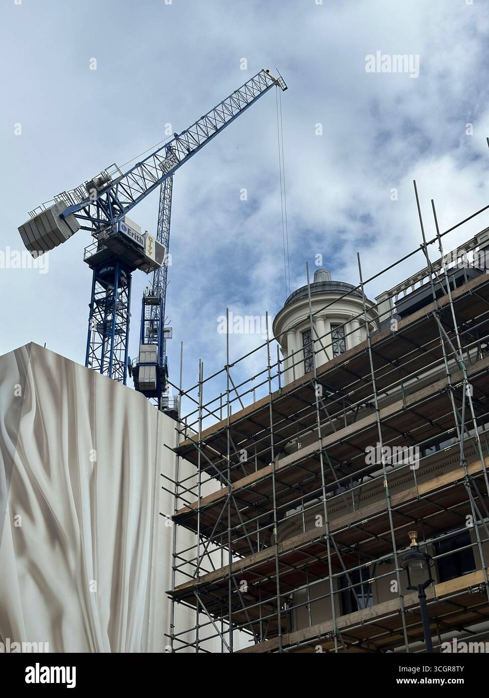 Londra, W1 - Regno Unito 28 agosto 2025 i lavori di ristrutturazione proseguono nel quartiere di LondonÕs Mayfair - qui all'angolo tra Brook Street e New Bond StRe Foto Stock