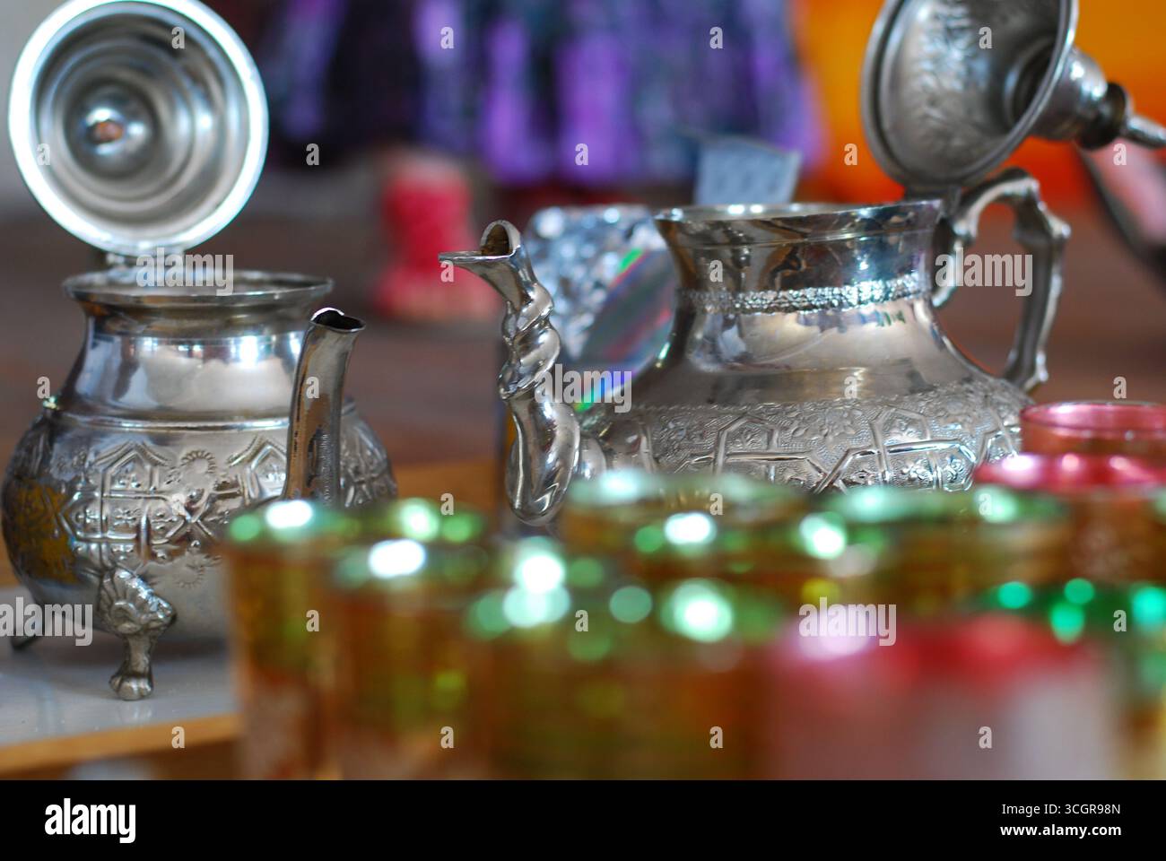 Piatti tradizionali marocchini serviti con tagine e tè. Cucina autentica con piatti aromatici e un'atmosfera culturale. Foto Stock