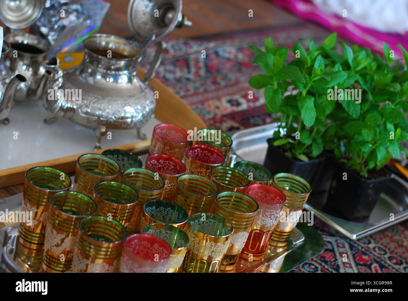 Piatti tradizionali marocchini serviti con tagine e tè. Cucina autentica con piatti aromatici e un'atmosfera culturale. Foto Stock