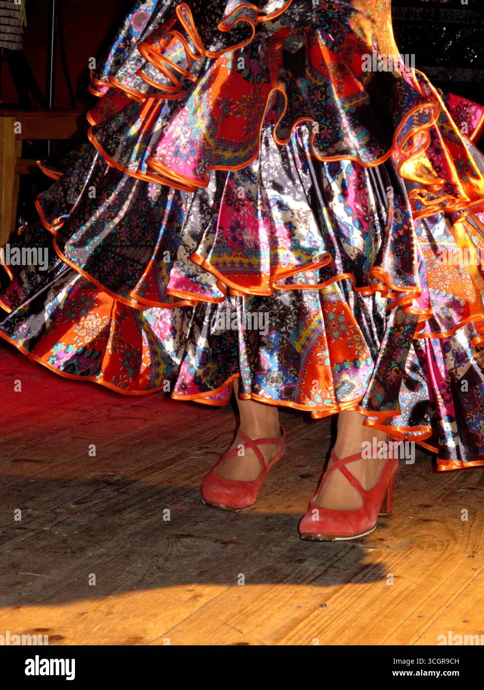 Le gambe della ballerina sulla pista da ballo, eseguendo mosse appassionate di tango, salsa o flamenco. Scarpe eleganti e postura dinamica che simboleggiano ritmo, arte, Foto Stock