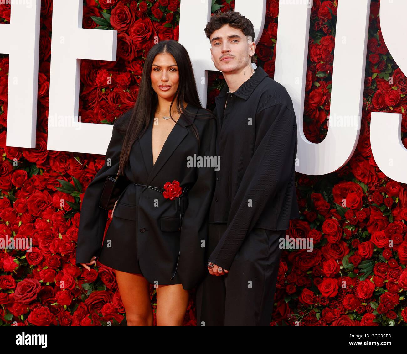 Emily Faye Miller e Cam Holmes partecipano alla Roses UK Premiere all'Odeon Luxe di Leicester Square, Londra. Foto Stock