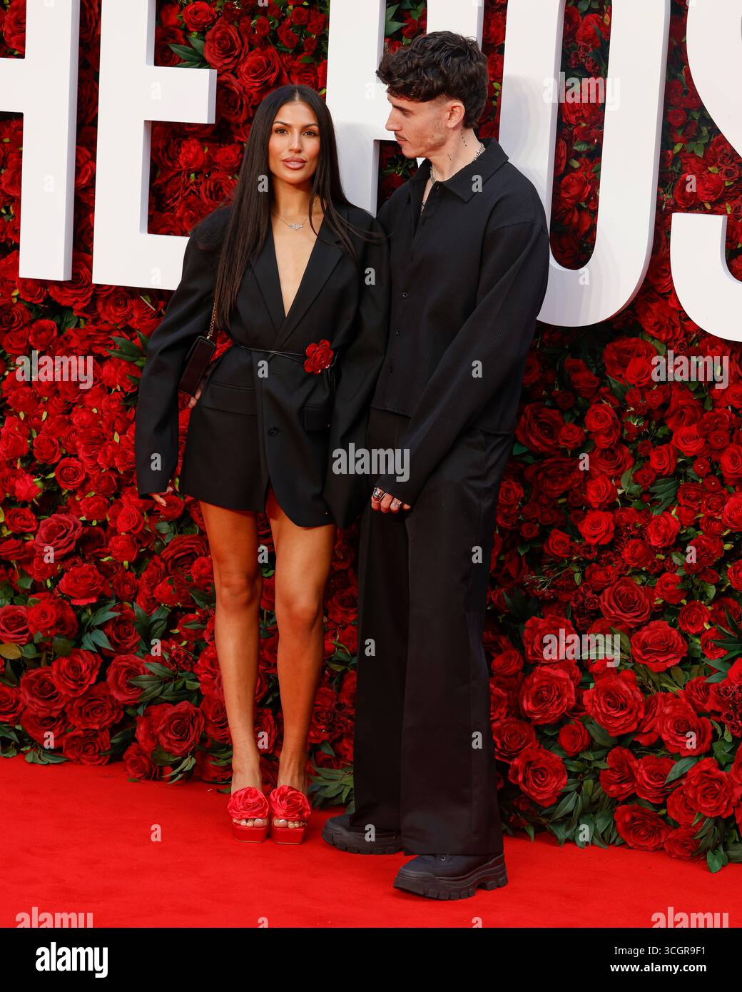 Emily Faye Miller e Cam Holmes partecipano alla Roses UK Premiere all'Odeon Luxe di Leicester Square, Londra. Foto Stock