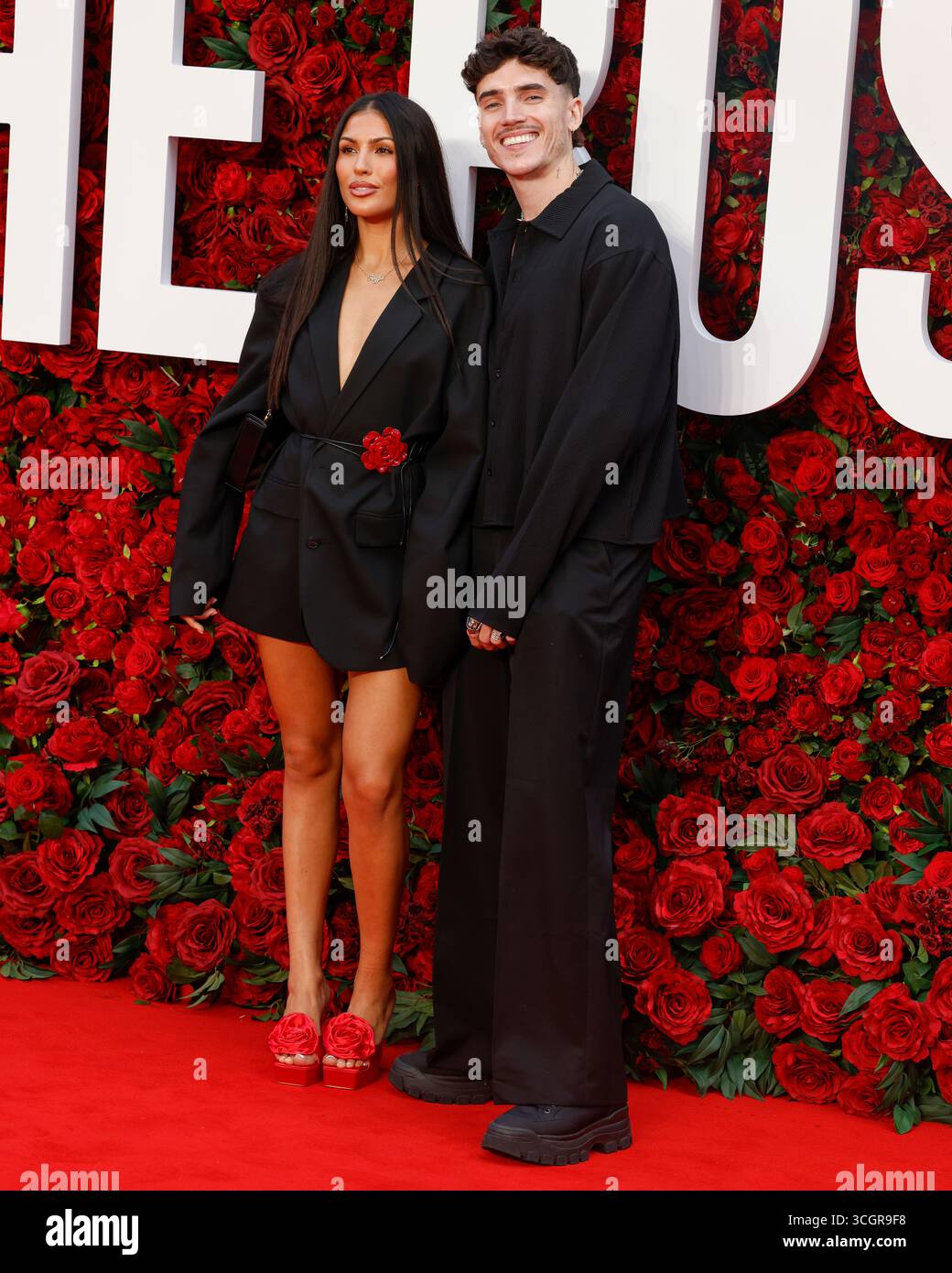 Emily Faye Miller e Cam Holmes partecipano alla Roses UK Premiere all'Odeon Luxe di Leicester Square, Londra. Foto Stock