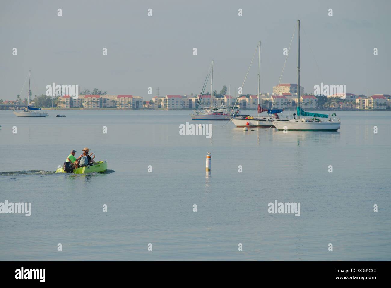 Serena vista del porto con barche a vela e distanti paesaggi costieri della città con la calma Reflections Gulfport, Florida. Splendido paesaggio urbano costiero e icona lontana Foto Stock