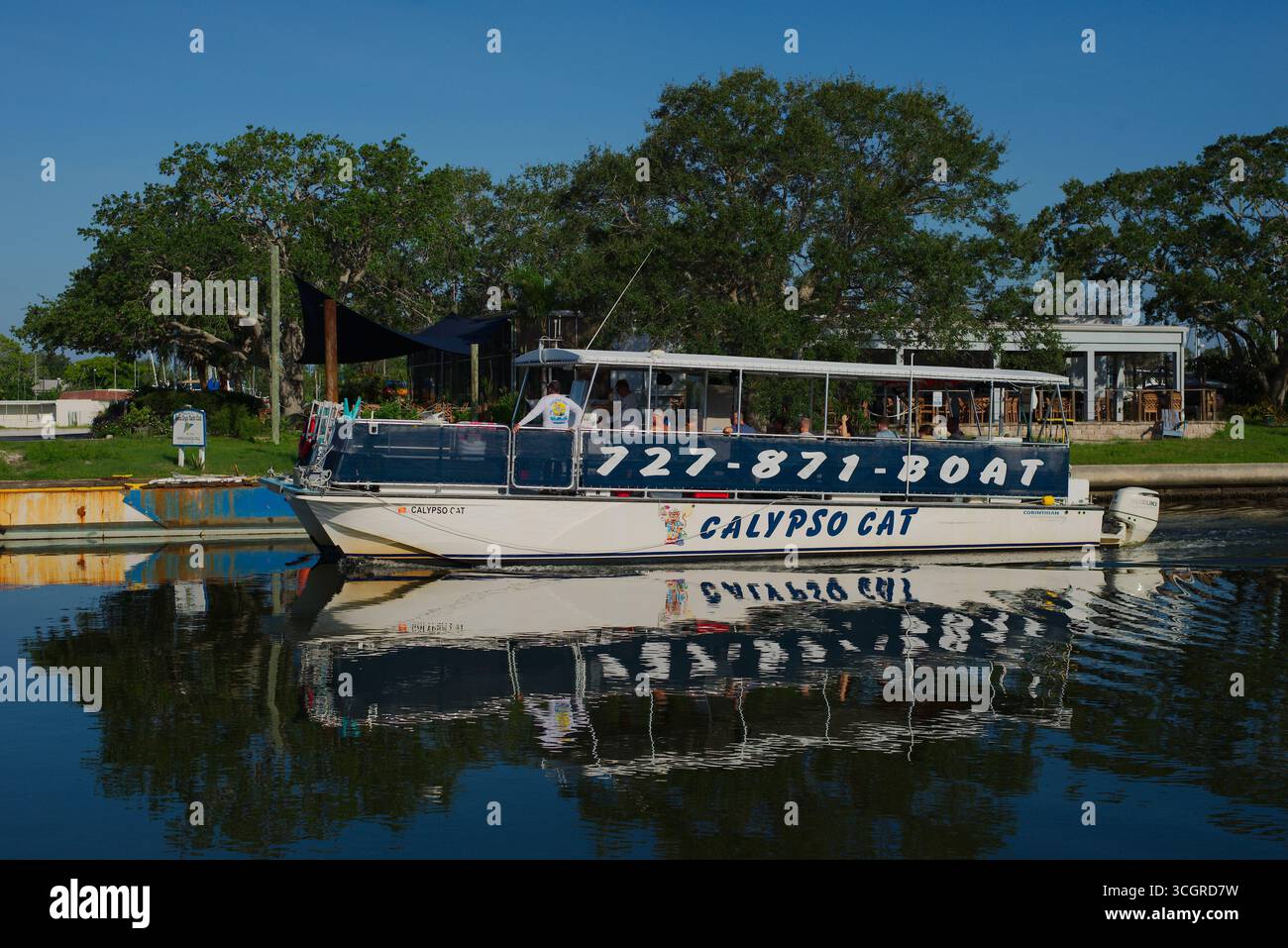 Tour in barca Calypso Cat Navigating a Scenic Bay Landscape Editorial Use Only 29 agosto 2025 Gulfport, FL USA. Cielo calmo e cristallino, circondato dall'avidità Foto Stock