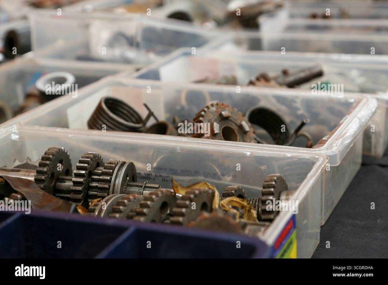 Varie parti del motore di motociclette, realizzate in metallo, acciaio o ferro. È possibile vedere blocchi motore, cilindri, pignoni, fari, tachimetro, ecc.. Foto Stock