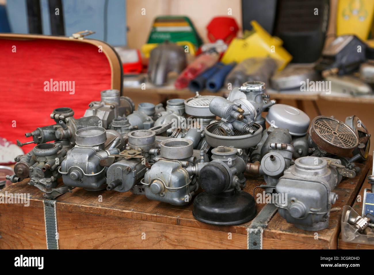 Varie parti del motore di motociclette, realizzate in metallo, acciaio o ferro. È possibile vedere blocchi motore, cilindri, pignoni, fari, tachimetro, ecc.. Foto Stock