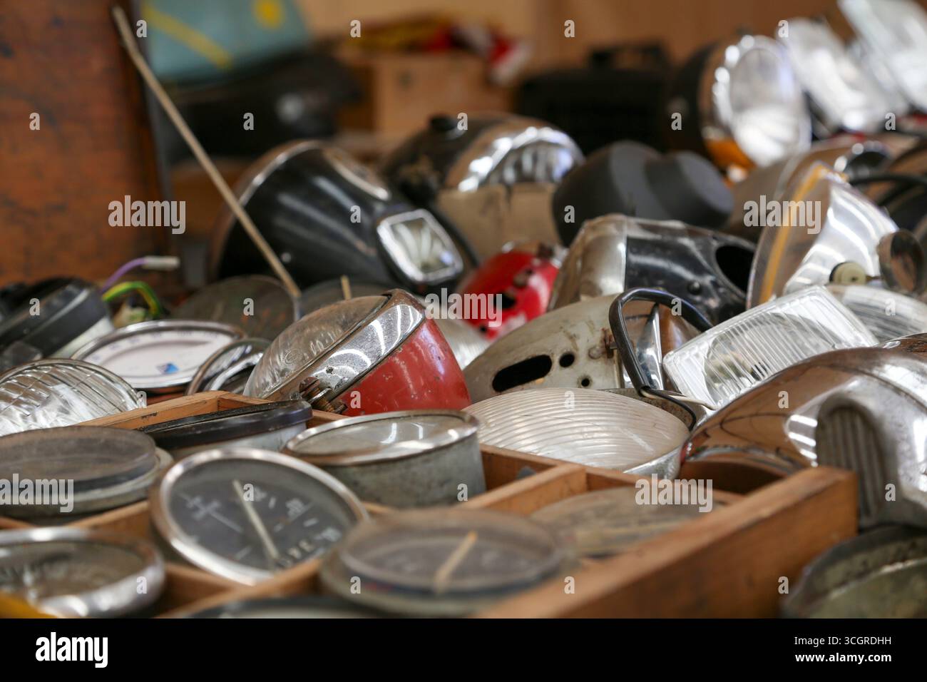 Varie parti del motore di motociclette, realizzate in metallo, acciaio o ferro. È possibile vedere blocchi motore, cilindri, pignoni, fari, tachimetro, ecc.. Foto Stock