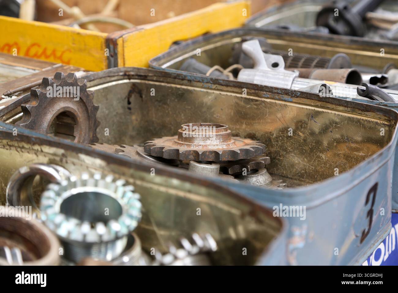 Varie parti del motore di motociclette, realizzate in metallo, acciaio o ferro. È possibile vedere blocchi motore, cilindri, pignoni, fari, tachimetro, ecc.. Foto Stock